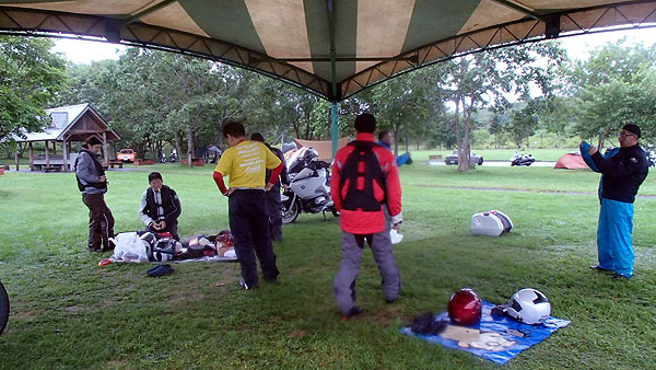 雨の中、テント撤収
